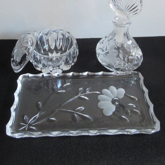 Vanity Set, Perfume decanter, Tray, Trinket box w/ lid, Heritage design, Vintage - Picture 7 of 13